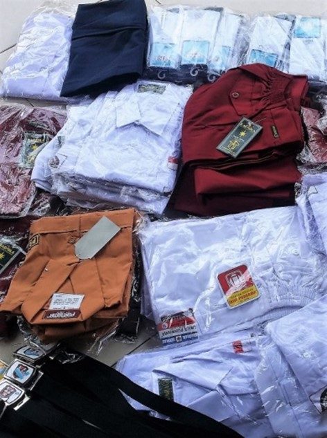 Nieuwe schooluniformen, klaar om uit te delen